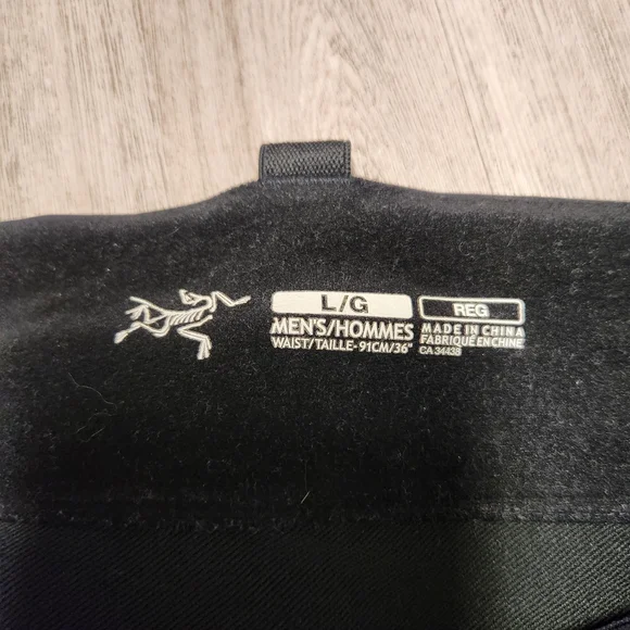 Arc'teryx Men's Black Cargo Pants - Picture 6 of 10